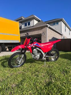 CRF125F 2022, TITLE IN HAND.