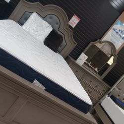 *Bedroom Special*---Frisco Stunning Queen/King Bedroom Sets---From $899---Delivery And Financing Available🤭