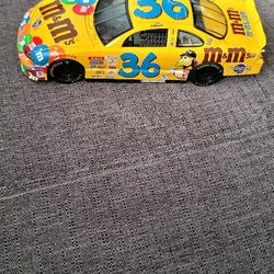 Ken Schrader 2002 M&M's #36 Pontiac Hot Wheels 1:24 NASCAR Diecast 

