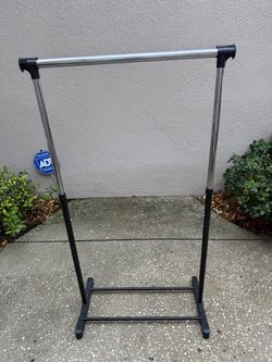 Clothes hanging rack
