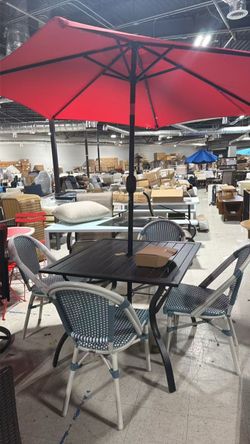❤️‍🔥 Square Patio Table with 4 Patio Dining Chair and 1 Solar light Umbrella $320