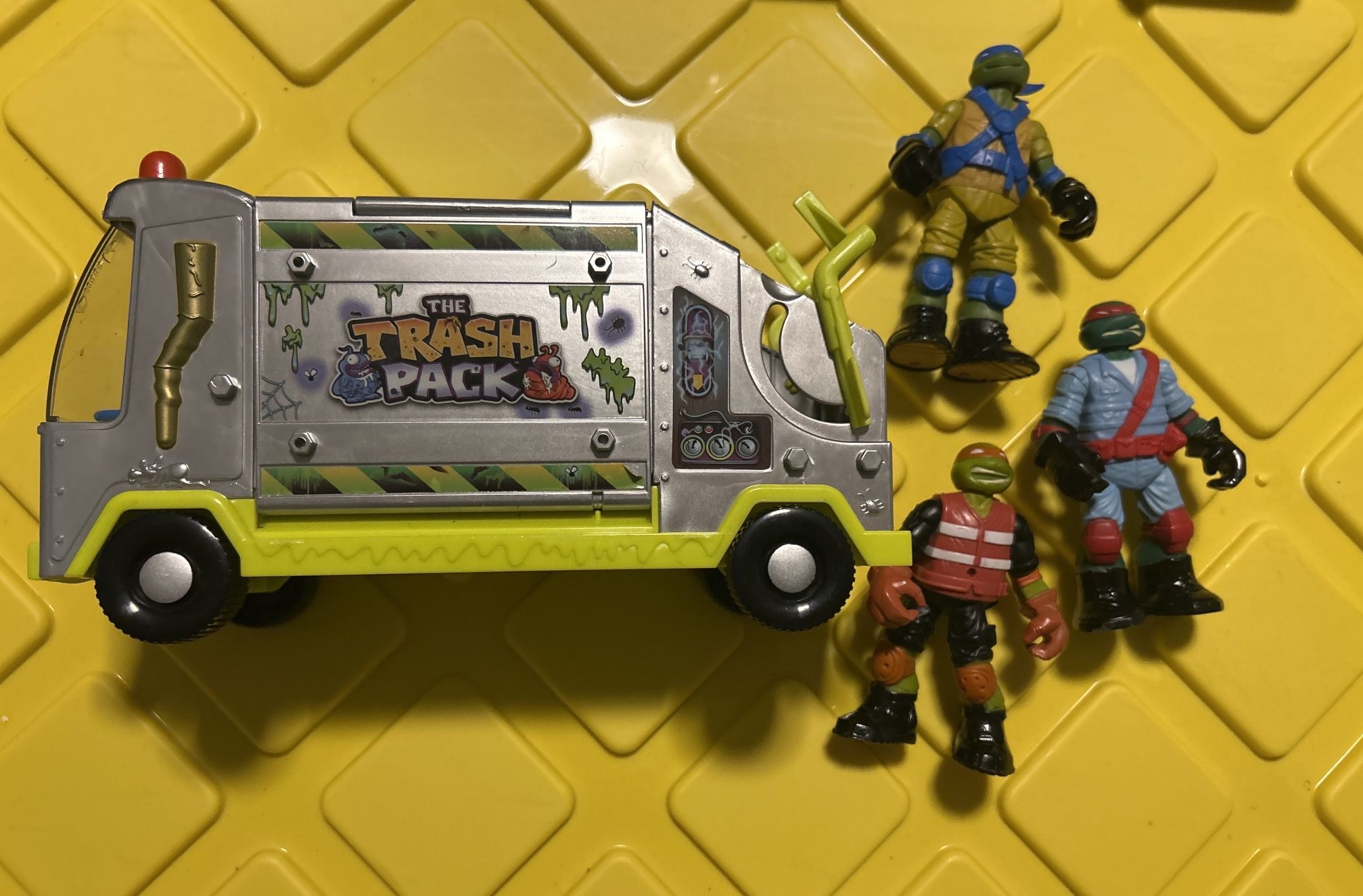 Trash Pack Garbage Truck + 3 TMNT figures