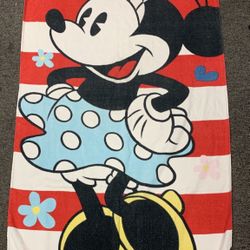 Disney Store Minnie Mouse large 28” x 52” beach towel 