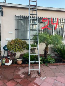 Escalera de 24 pies de aluminio muy buenas condiciones muy barata