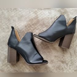 Women's Evelyn Peep Toe Bootie - Black Size 5.5