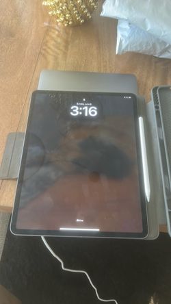 iPad Pro 12.9-inch (4th Gen) 256GB Wi-Fi - Space Gray (With Case & Apple Pencil)