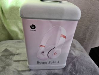 Beats Solo 4 Wireless On-Ear Headphones in the "Cloud Pink" colorway.