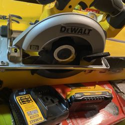 Dewalt Circular Saw 20v Comes With 3.0 Battery And Charger Neww