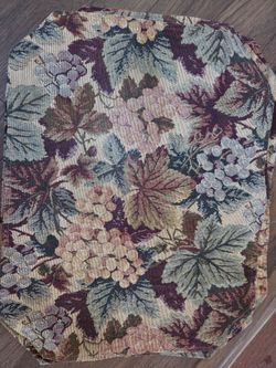 4 set - These tapestry-woven fabric items feature a classic botanical motif centered on grapevines.