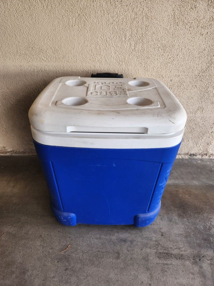 Large Igloo Rolling Cooler