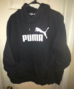 Black hooded sweatshirt from the brand PUMA (Logo Hoodie).