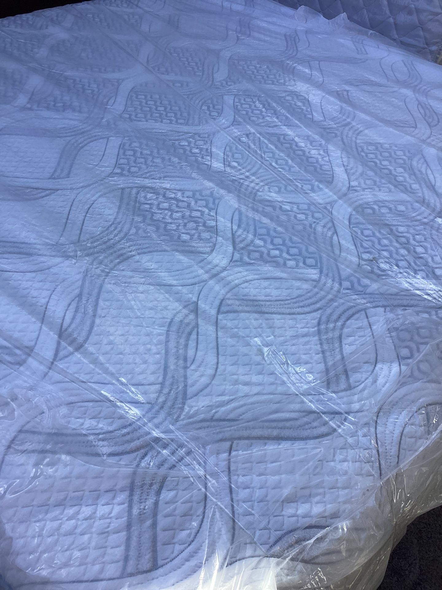 King Size Matress Sealy Hybrid With Boxpring Free Frame Free delivery