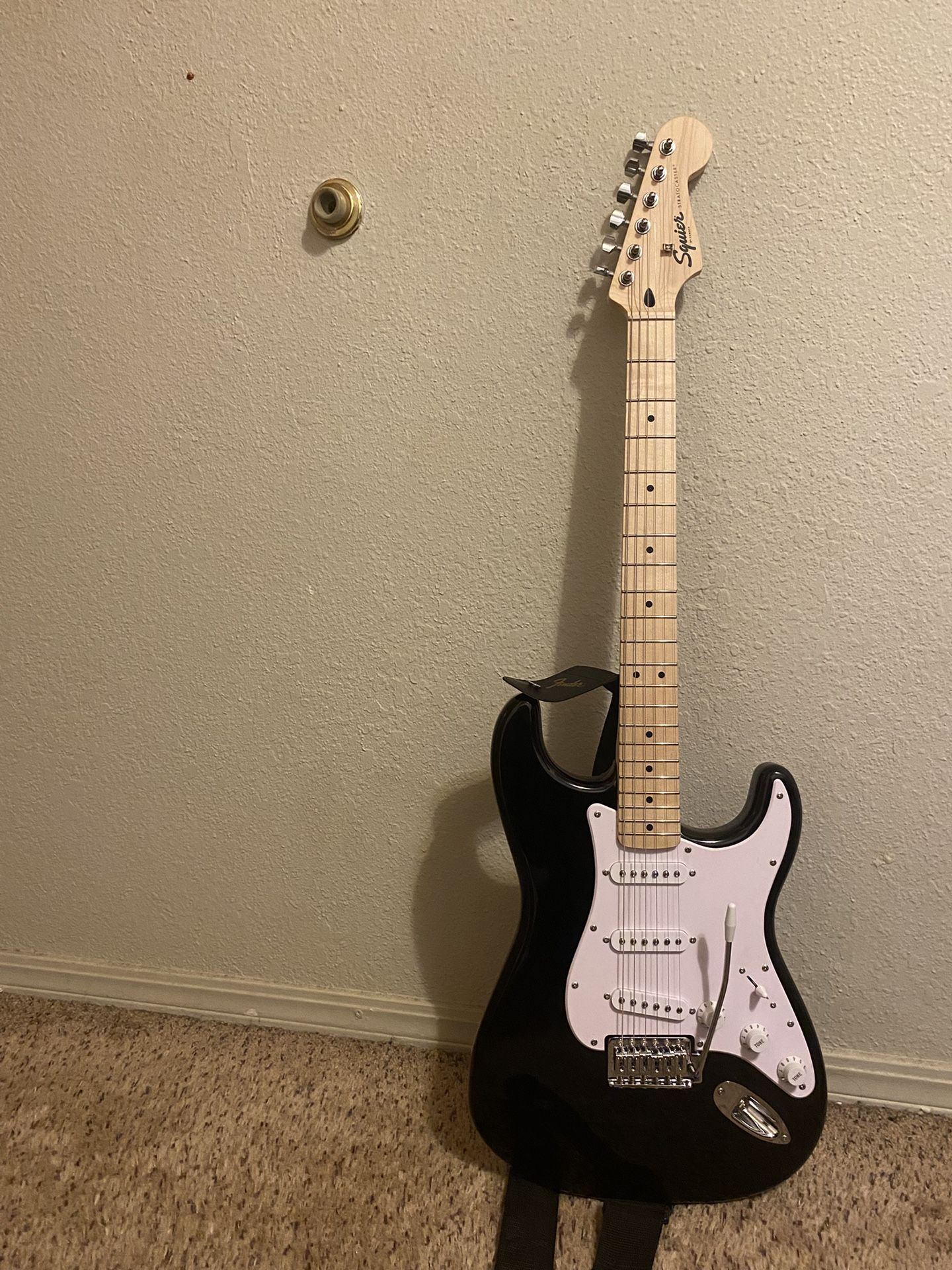 Squier Sonic Stratocaster Electric Guitar Pack With Fender Frontman 10G Amp Black