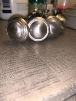 Set of 4 drawer knobs