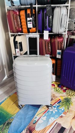 NEW 28” Pearl White Hardshell Luggage – $40 FIRM 🤍 📍 South Durango & 215 — near IKEA 📏 18.9” × 11” × 29.5” overall 🧳 Spinner wheels + telescoping