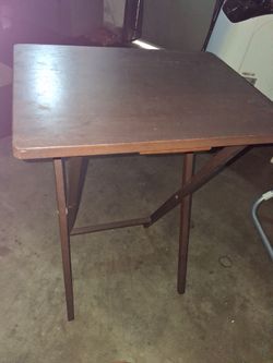 Folding tray table