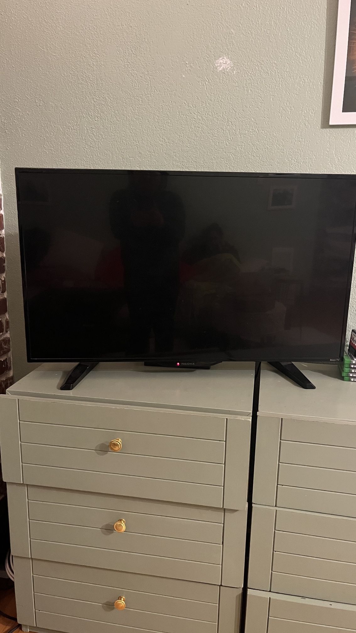 39in INSIGNIA ROKU TV