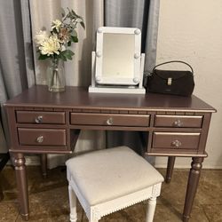 Vanity / Stool / Mirror 