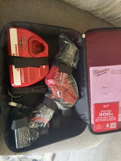 Milwaukee M12 Saw Saw With Everything Included