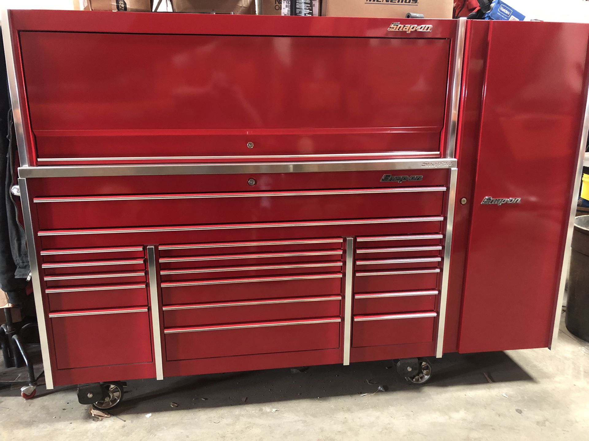 Snap on master series tool box with hutch and locker