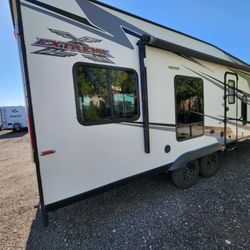 2020 extreme 27 ft toy hauler 14 ft garage fits X3 4 seat
