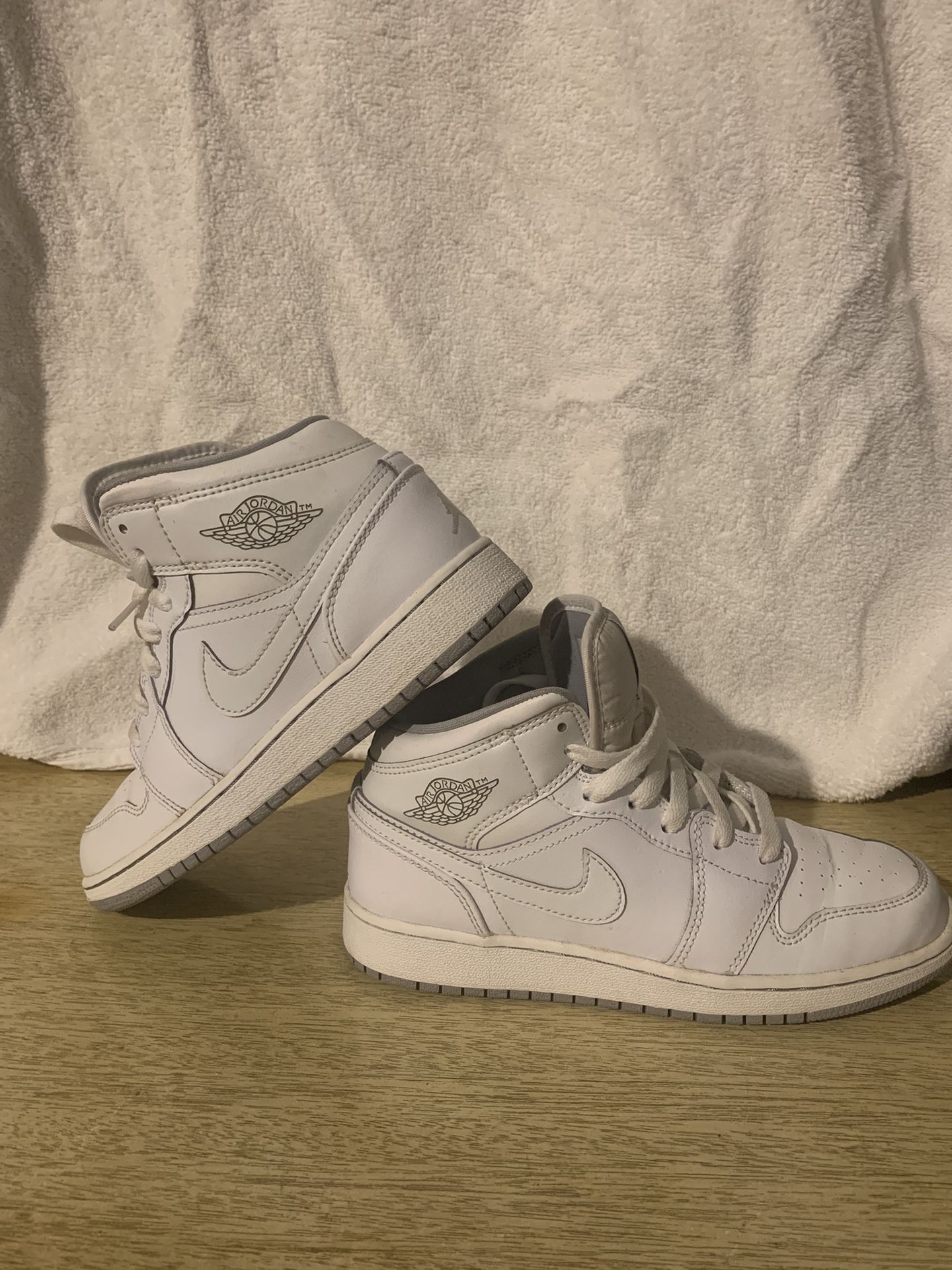 NIKE AIR JORDAN RETRO 554725 112 YOUTH SIZE All White High Tops