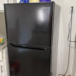 Insignia Refrigerator 
