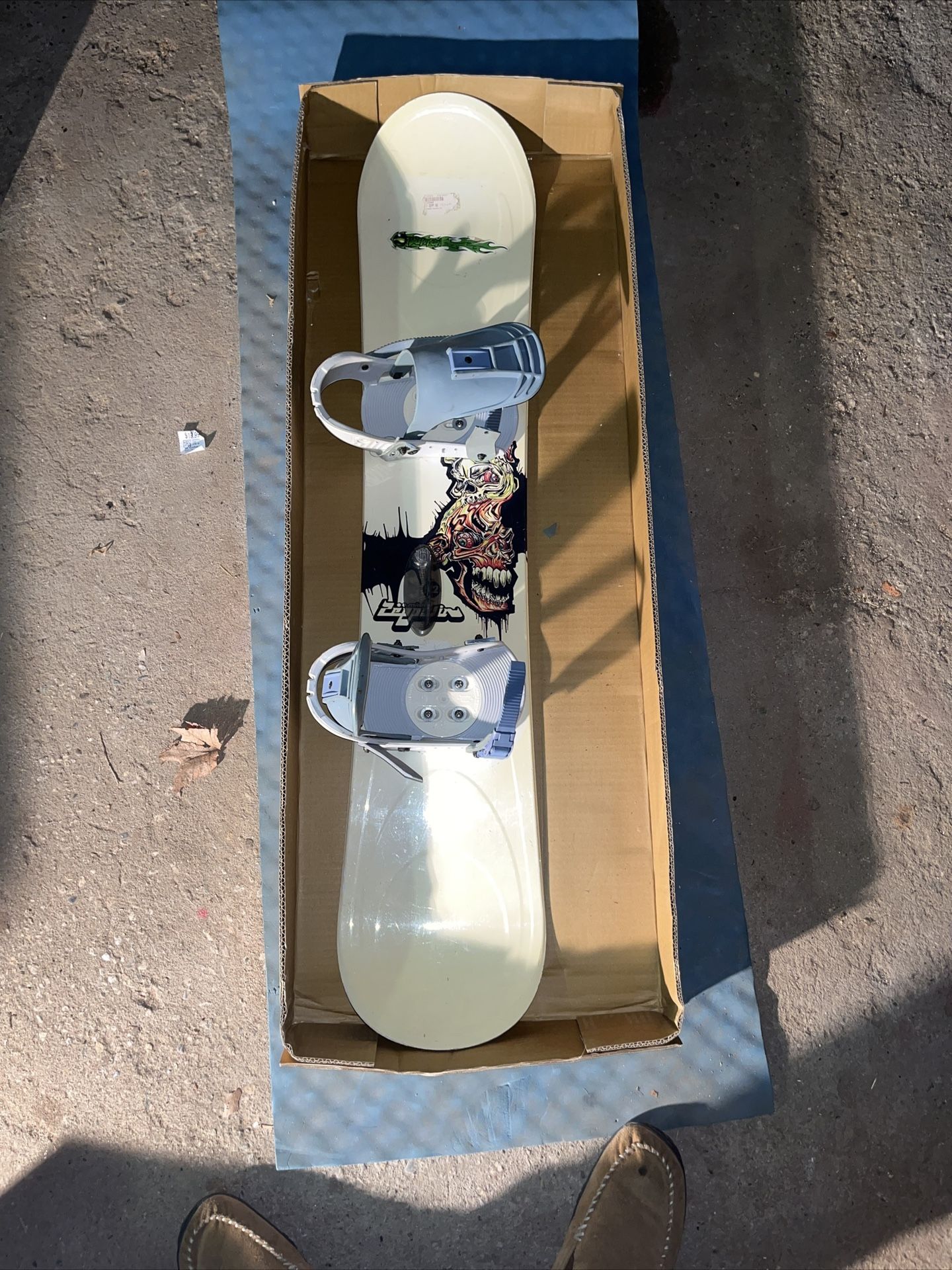 K2 130cm snowboard with burton Freestyle bindings (broken Straps)