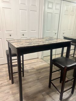 Kitchen table with 2 chairs