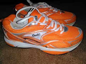 Women's Leather Tennis Shoes* size 8 * NEW* cheeks by Tony Little*