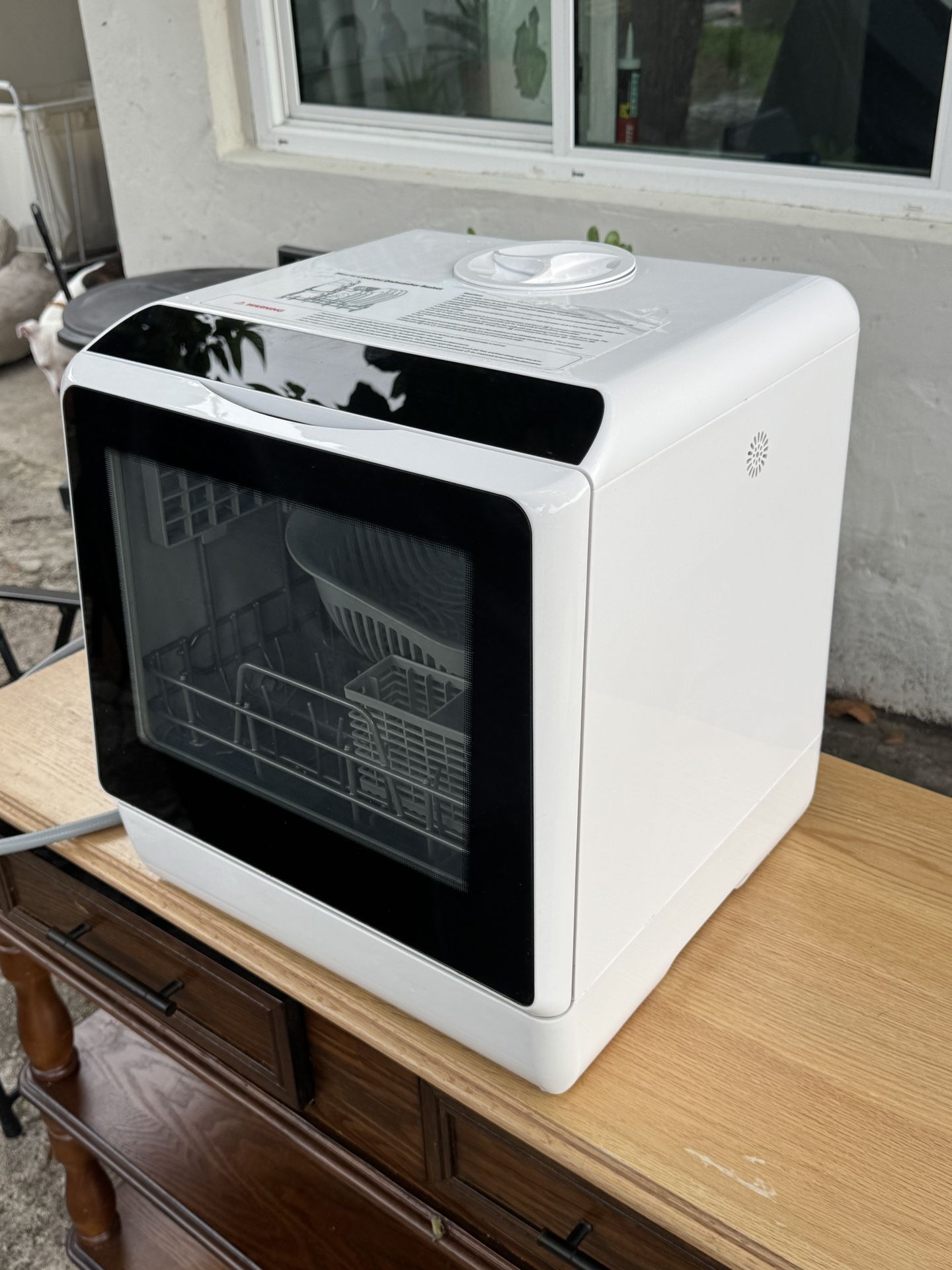 Small dishwasher for office or small room