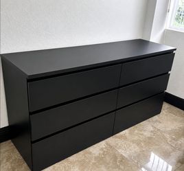 Dresser.Ample Storage And Elegant Desing