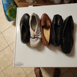 4 Pairs of Women Shoe & 1 Sneaker