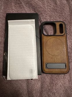 Open Box IPhone 17 Pro Case and Screen Protector