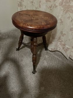 Victorian Style Round Piano/ Organ/ Vanity Chair