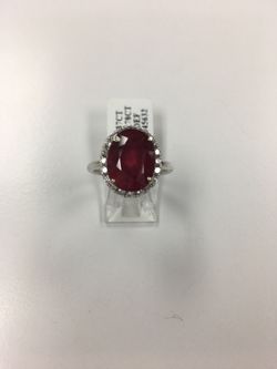 Ladies ring 14 k white gold with ruby on the center