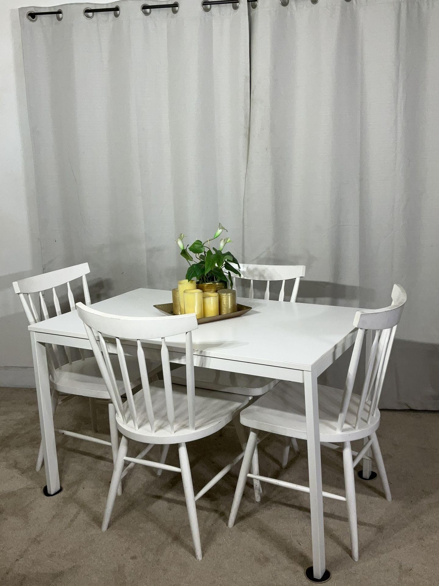 White Extendable Dining Table & 4 Windsor / Comedor Con Mesa De Extension Y 4 Sillas