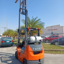 Forklift Toyota Serie 7....5000# 