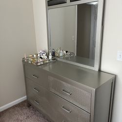 Dresser With Mirror 