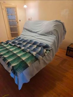 ADJUSTABLE QUEEN-SIZED BED FRAME WITH WIRELESS REMOTE