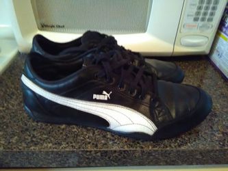 Leather pumas very good condition size 10/1/2