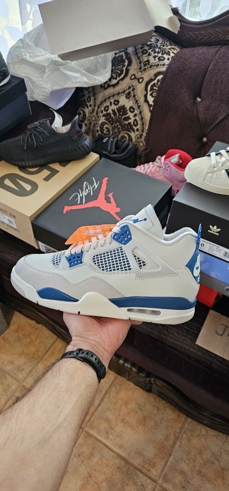 Air Jordan 4 Military Blue