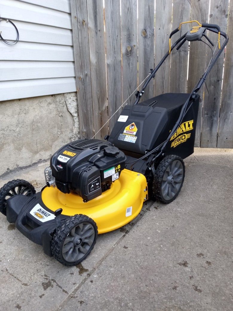 Like-New DeWalt 725EXI 21" Inch RWD Gas Self Propelled Lawnmower With Bag