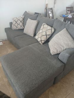 Broyhill:: couch/Sofa 
 w. Chaise lounge