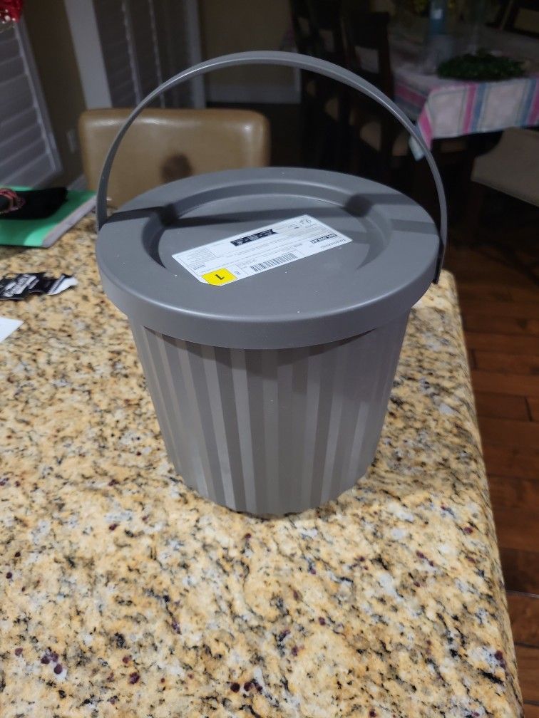 2 GALLON STORAGE/ TRASH CONTAINER WITH LID