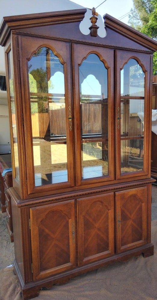 2 Piece China Cabinet Solid Wood In Great Condition End