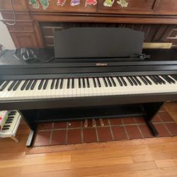 🎹 Roland RP501R Digital Piano – Like New