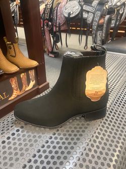 Botín charro de piel nubuck negro marca El Canelo