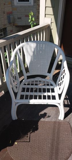 White wicker large seat chair