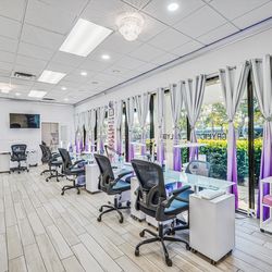 6 mani table + 6 tech and client chair